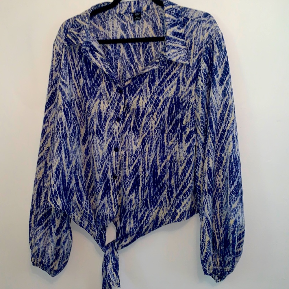 Patterned blue blouse